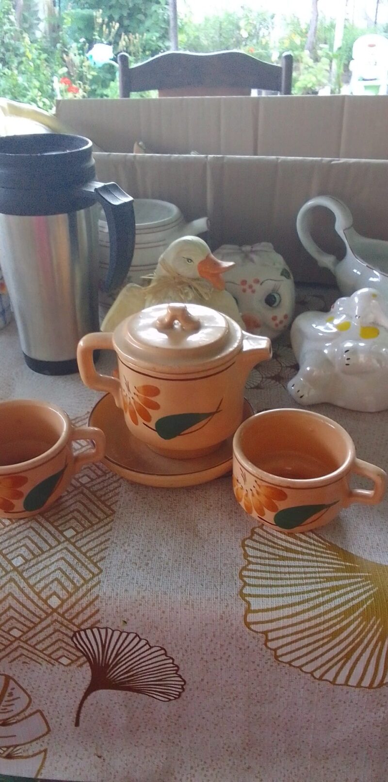 Каничка с две порцеланови чашки