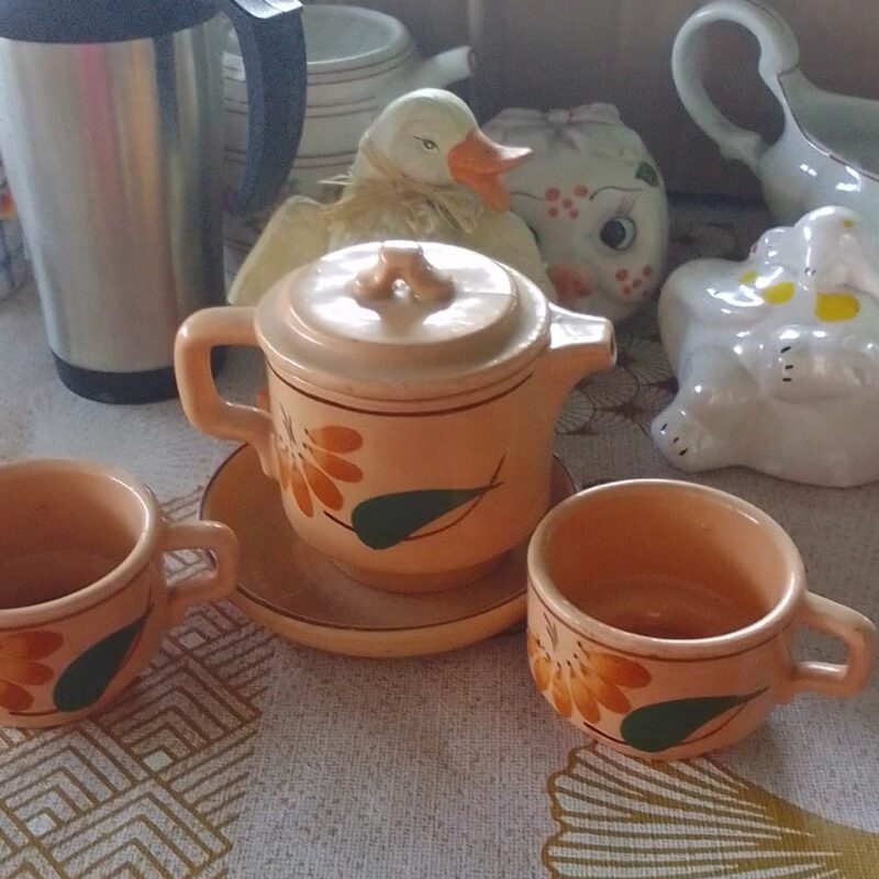 Каничка с две порцеланови чашки