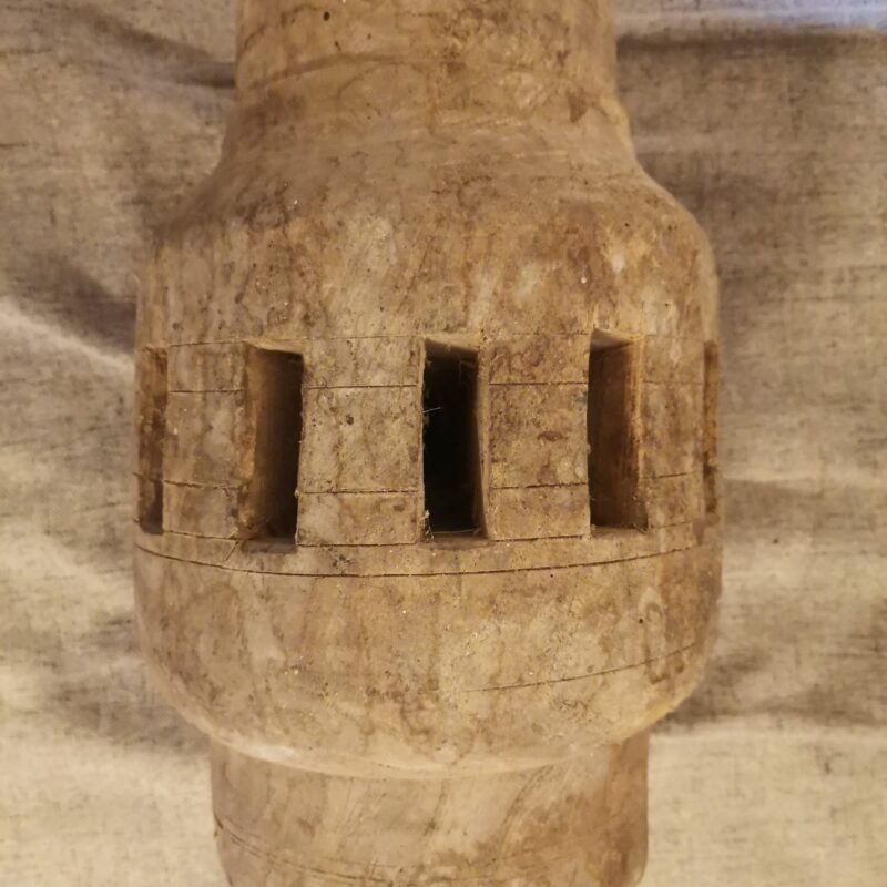 Старинна ос на колело за каруца