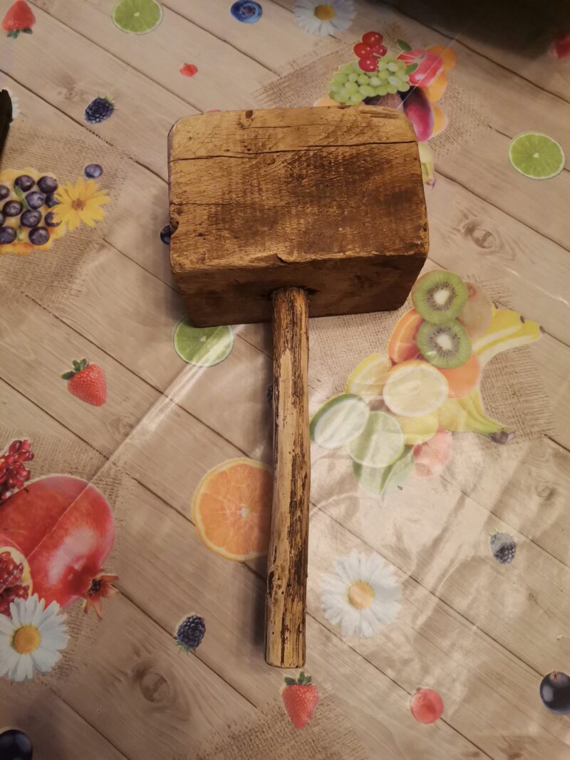 Старинен дървен чук