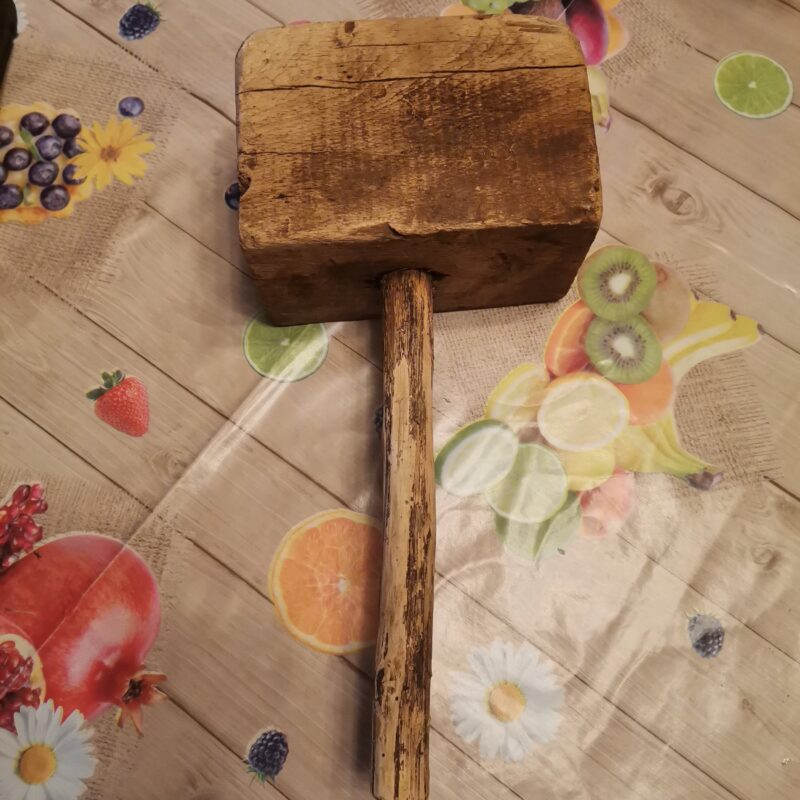 Старинен дървен чук