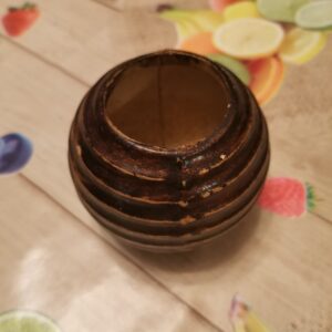 Старинна дървена вазичка